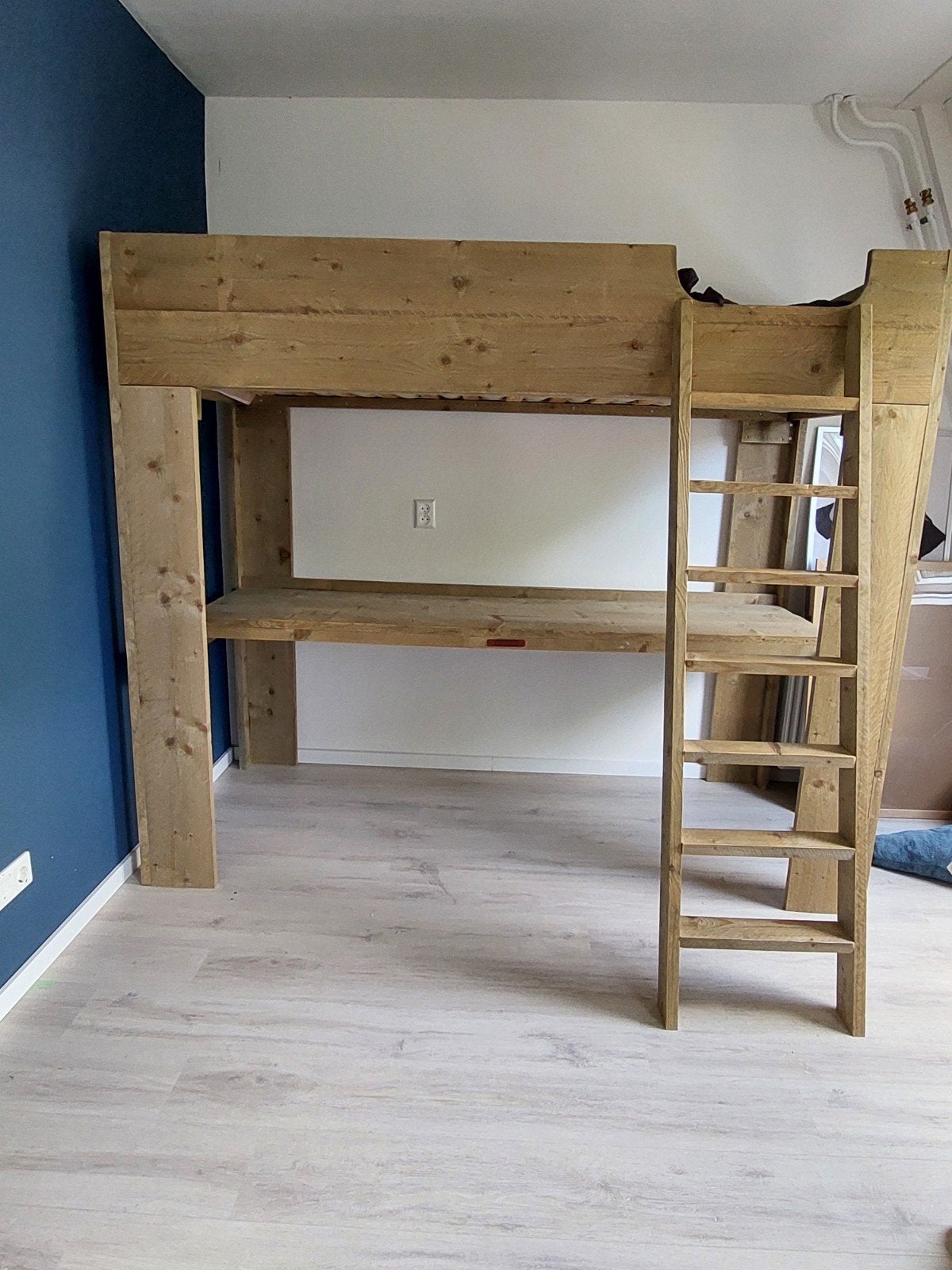 Stevig Van Londen hoogslaper met bureau, zeer goede staat, Huis en Inrichting, Slaapkamer | Bedden, Ophalen, Eenpersoons, Bruin