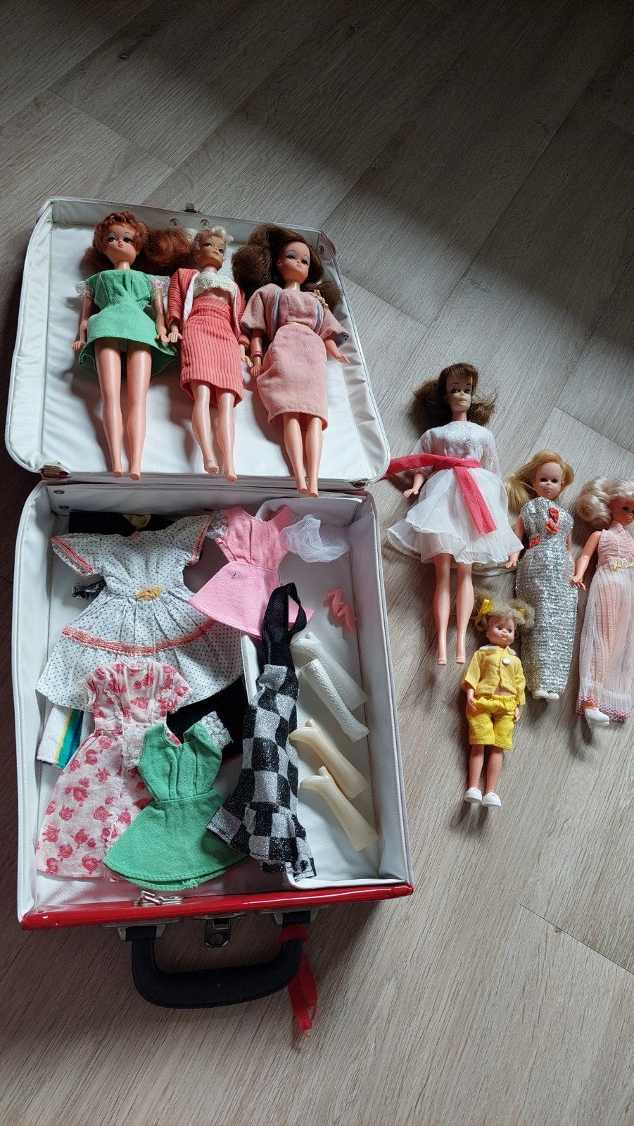Barbie Petra, Peggy von Plasty poppen met kleding en koffer, Ophalen of Verzenden, Gebruikt, Overige typen