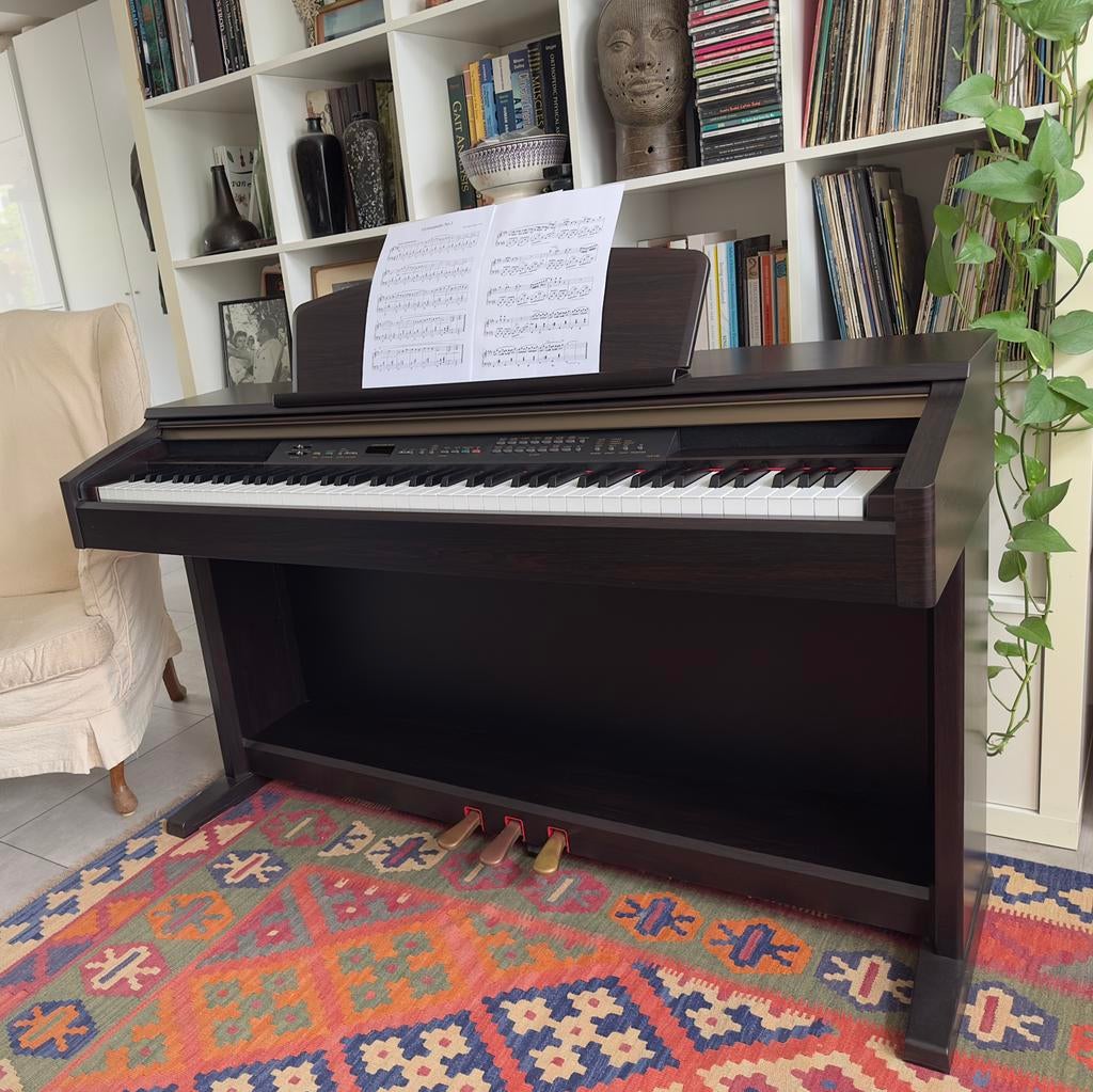 Yamaha Clavinova CLP-130 digitale piano, Muziek en Instrumenten, Piano's, Ophalen, Bruin, Digitaal, Zo goed als nieuw