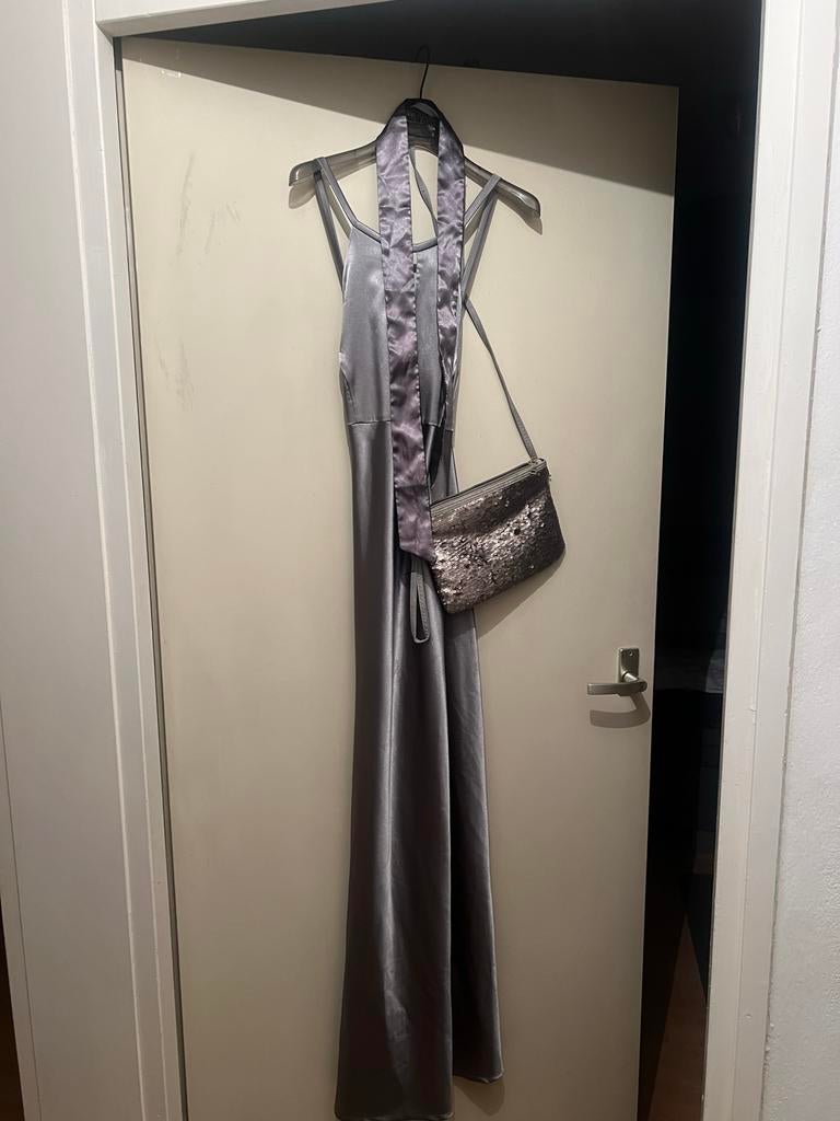 Elegante grijze avond/gala jurk  met centuur en clutch, Zo goed als nieuw, Grijs, Onder de knie, Ophalen