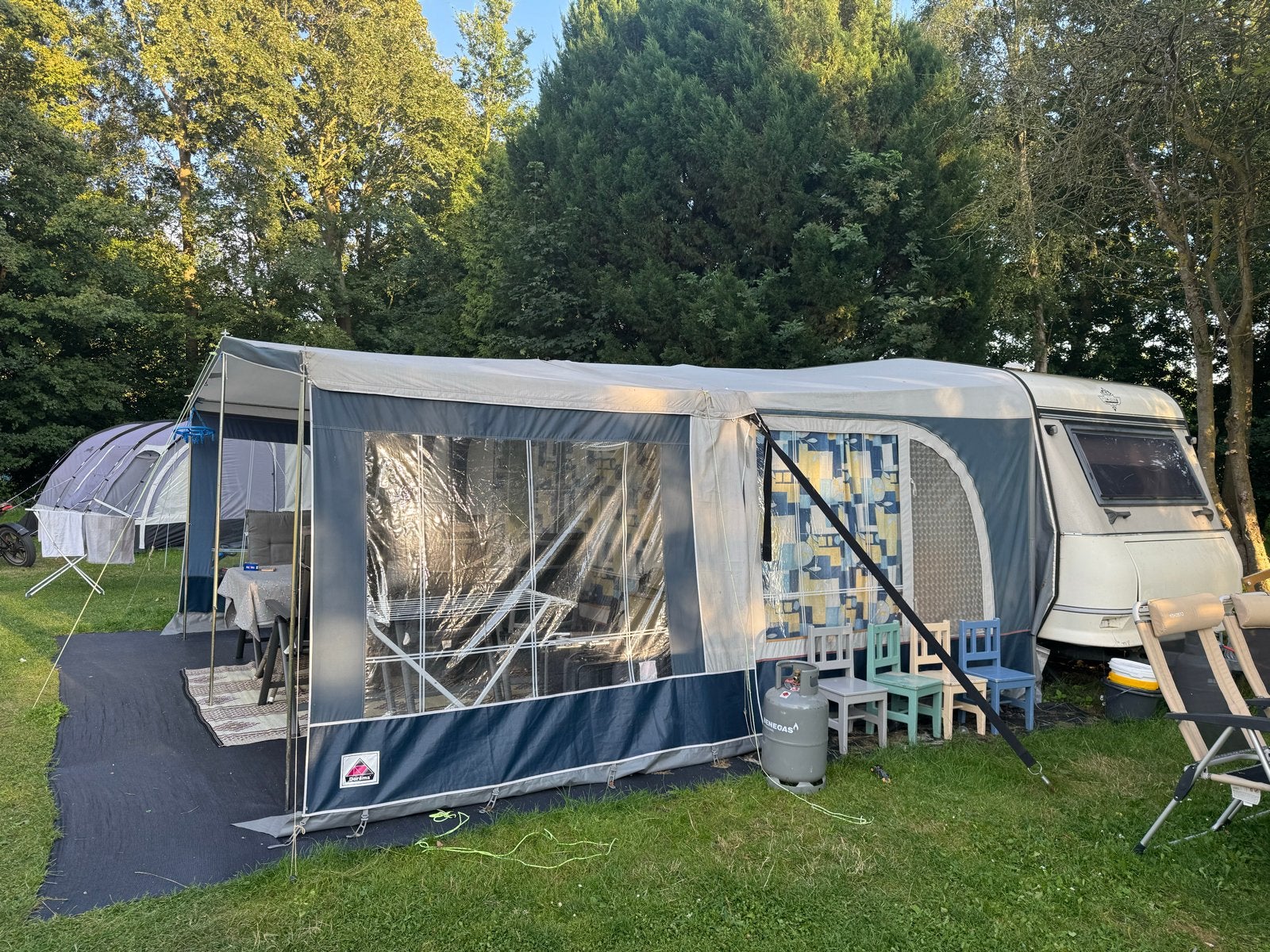 Hobby caravan met voortent en luifel en veel meer, Caravans en Kamperen, Caravans, Vast bed, Hobby, 750 - 1000 kg, Particulier