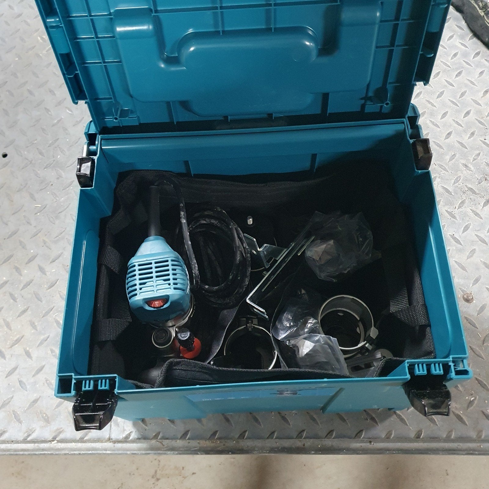 Makita boven en kantenfrees Nieuw, 600 watt of meer, Variabele snelheid, Overige typen, Nieuw