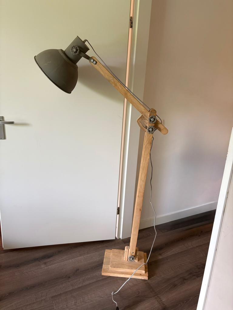Industriële vloerlamp verstelbaar, houte voet, metale kap, Huis en Inrichting, Ophalen, Zo goed als nieuw, Hout, 150 tot 200 cm