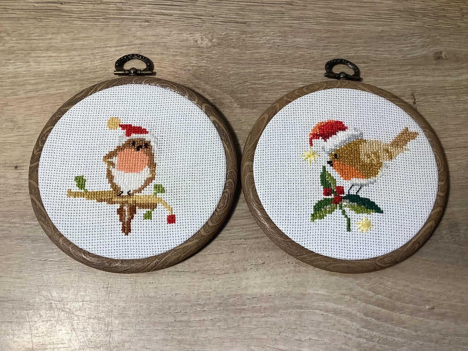 Roodborstje met kerst muts rond borduurwerk, Ophalen of Verzenden, Gebruikt, Minder dan 50 cm, Schilderij