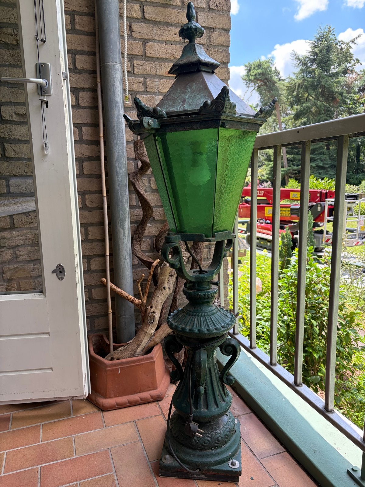 Gietijzeren lantaarn met groen glas, Ophalen