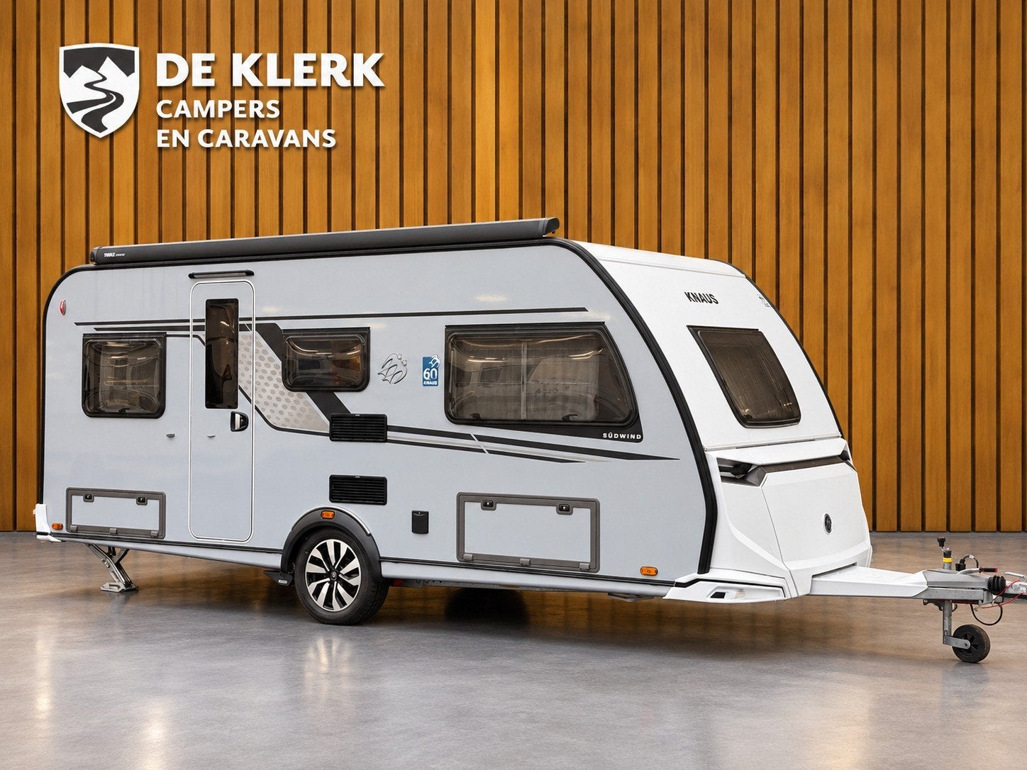 Knaus SUDWIND 500 EU 60 Years (bj 2023), Caravans en Kamperen, 7 tot 8 meter, Bedrijf, Info@deklerkcaravans.nl, Watertank vast