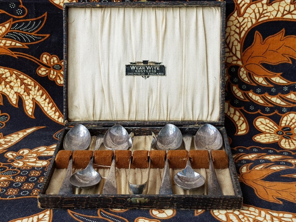 Antieke Engelse silverplate theelepels en een suikertang.