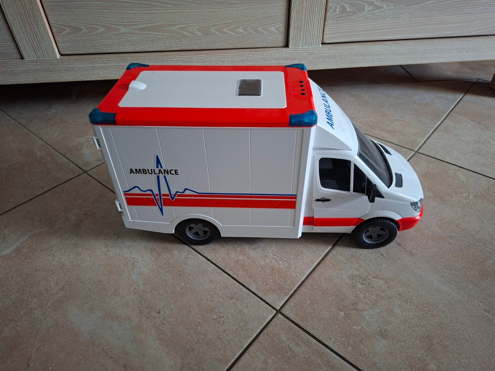 Grote speelgoed ambulance, zo goed als nieuw, Ophalen, Zo goed als nieuw