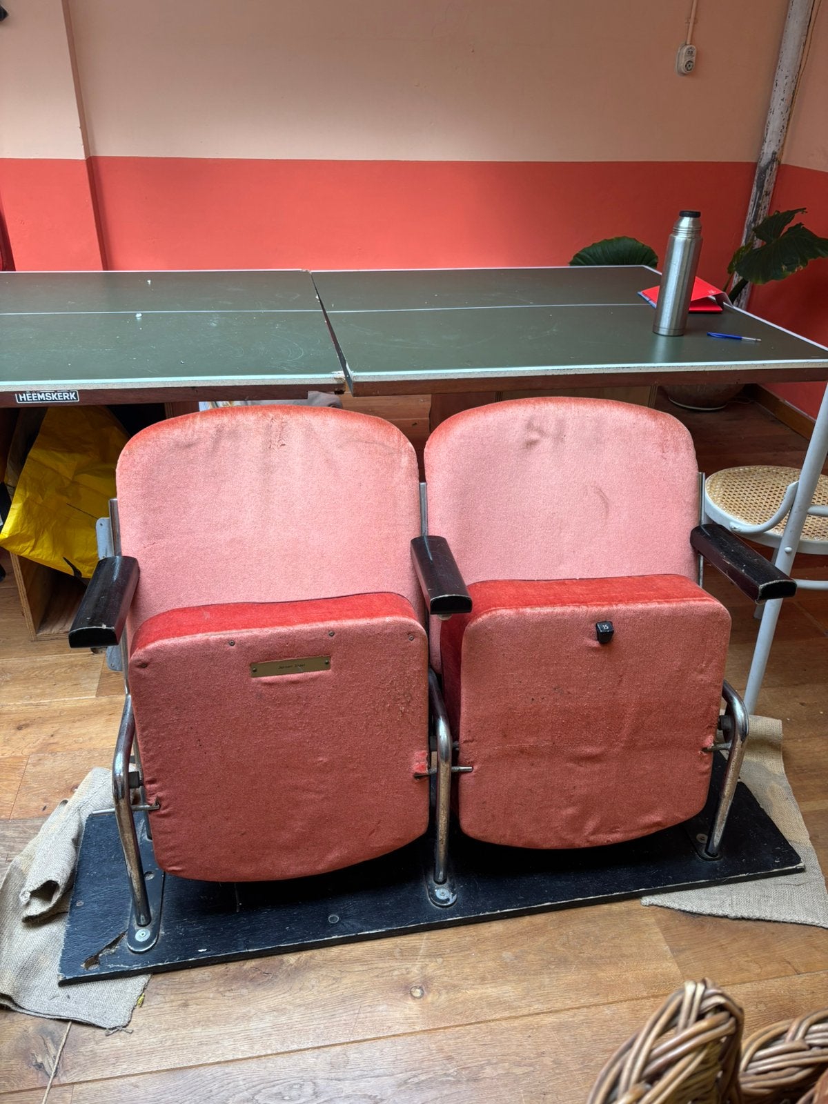 Vintage bioscoopstoelen, Huis en Inrichting, Ophalen, Zo goed als nieuw, Bruin, Eén