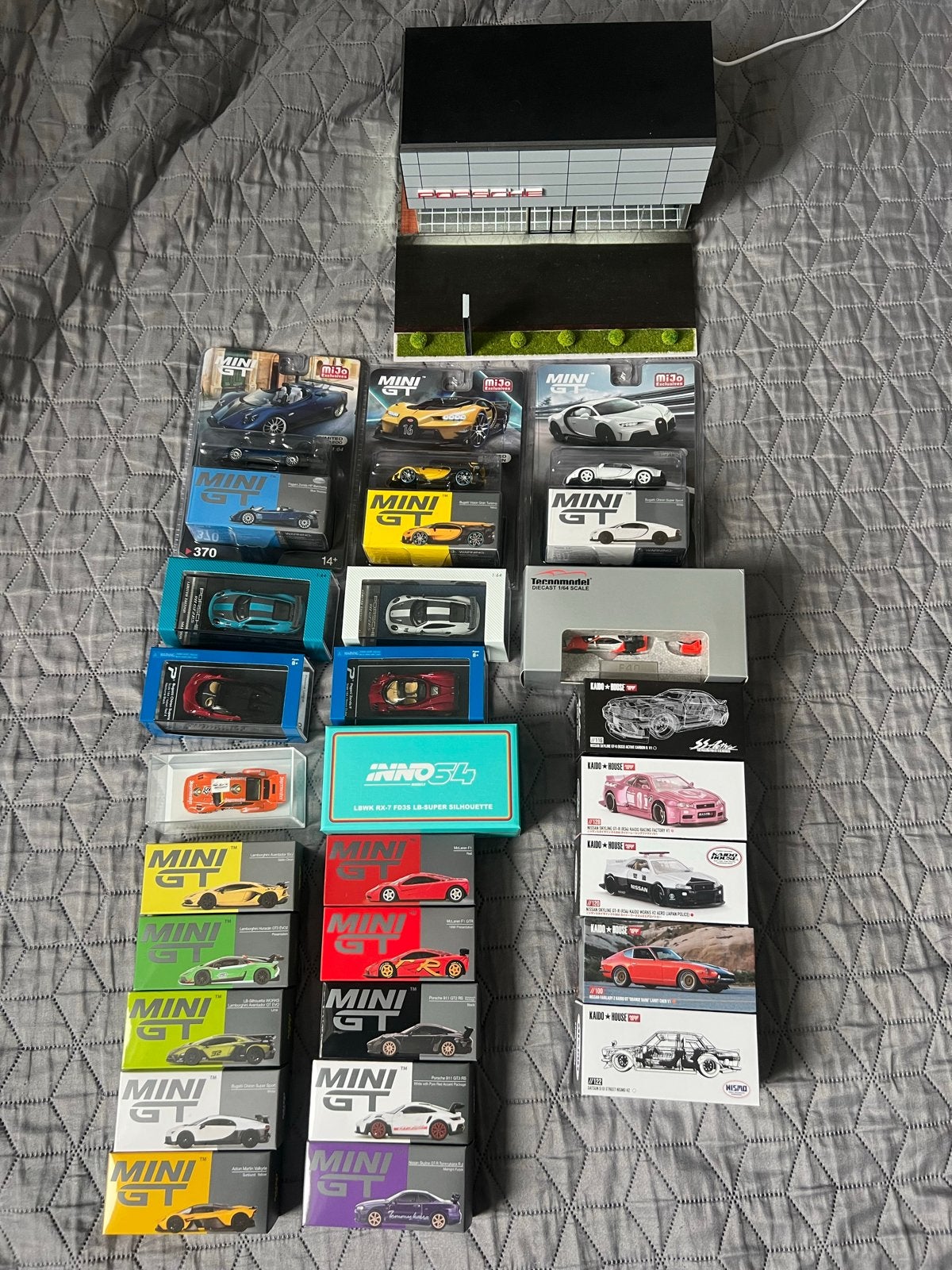 Exclusieve Mini GT, Kaido House, Inno64 Collectie + Diorama, Hobby en Vrije tijd, Ophalen of Verzenden, Zo goed als nieuw, Auto