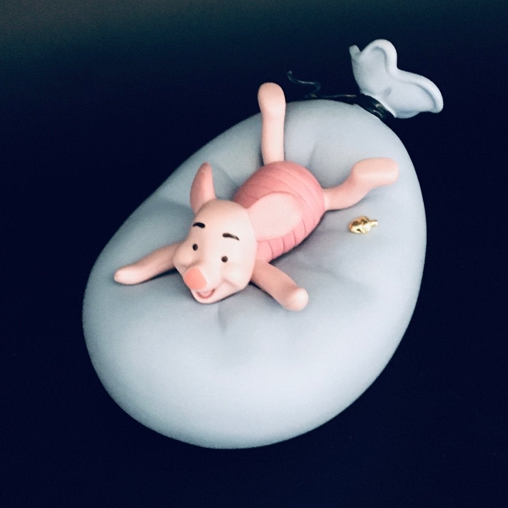 Disney - Knorretje/Piglet op blauwe ballon, Verzamelen, Disney, Ophalen of Verzenden, Winnie de Poeh of vrienden, Nieuw, Beeldje of Figuurtje