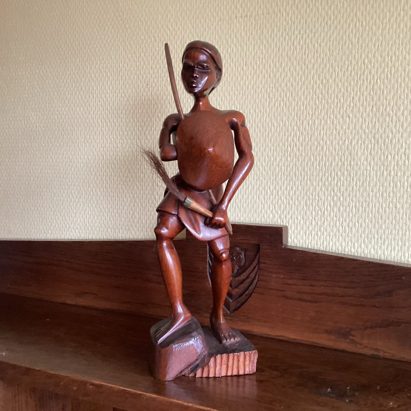 Houten beeld Afrikaanse krijger met speer + schild, 28H, 10€, Ophalen of Verzenden, Handgemaakt, 20 - 50 cm, Beeld