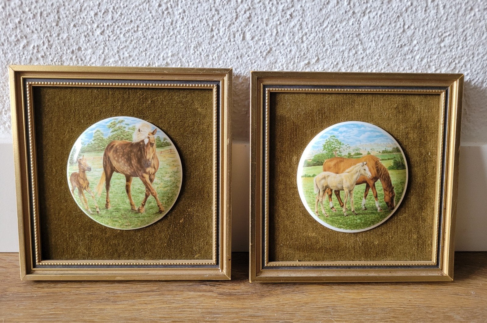 2 x Porseleinen afbeelding paard in lijstje 14,5 x 14,5 cm., Antiek en Kunst, Bijzondere lijst, Dieren, Ophalen of Verzenden, Klassiek
