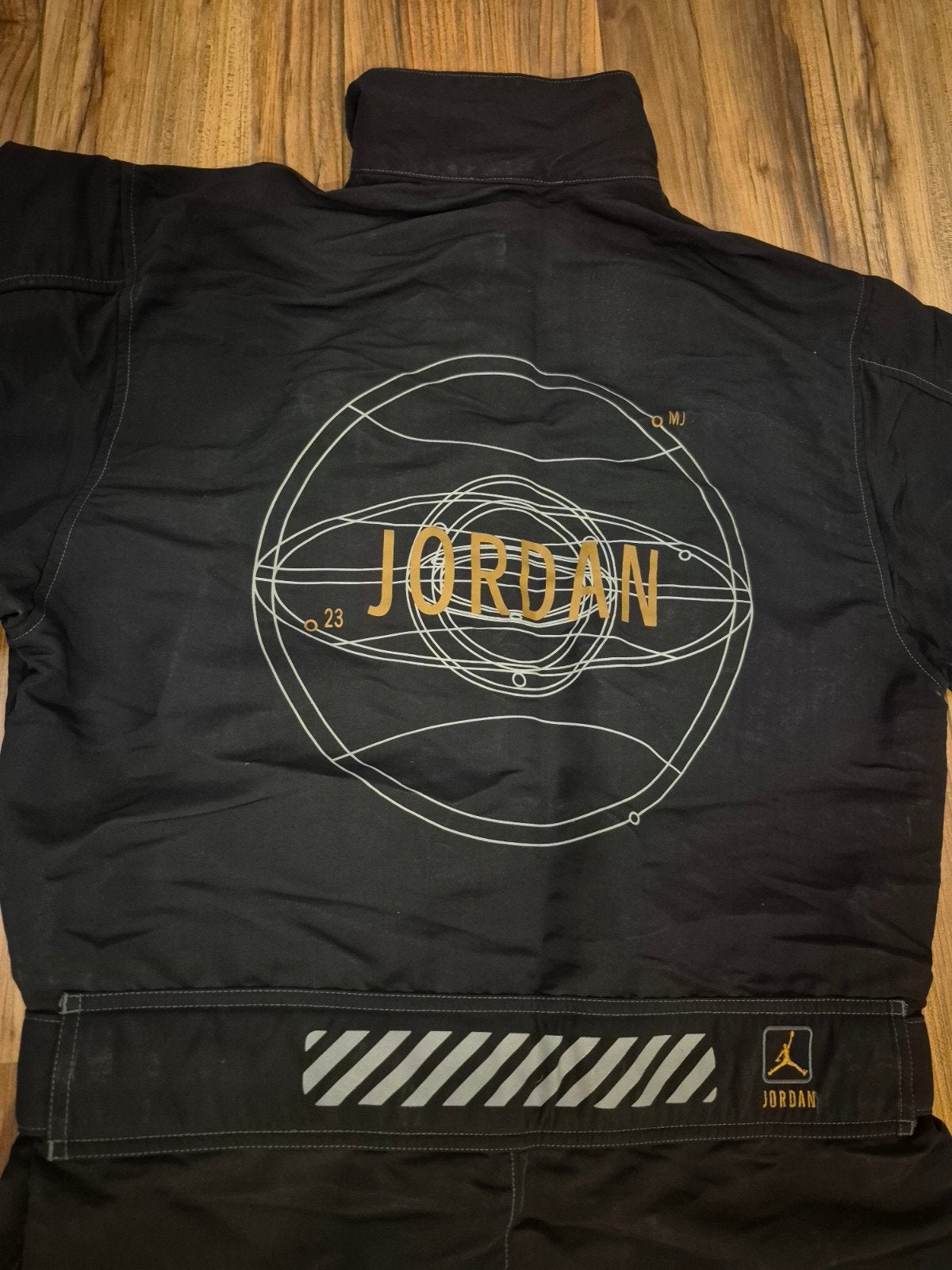 Flyersiut Jordan 17 2002  Black,zilver and gold. Size M, Ophalen of Verzenden, Zo goed als nieuw, Zwart