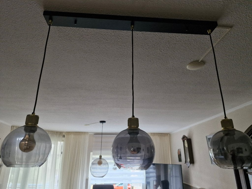 Mooie hanglampen 1 met 3 bollen van rookglas en 1 met 1 bol, Ophalen, Gebruikt, Glas