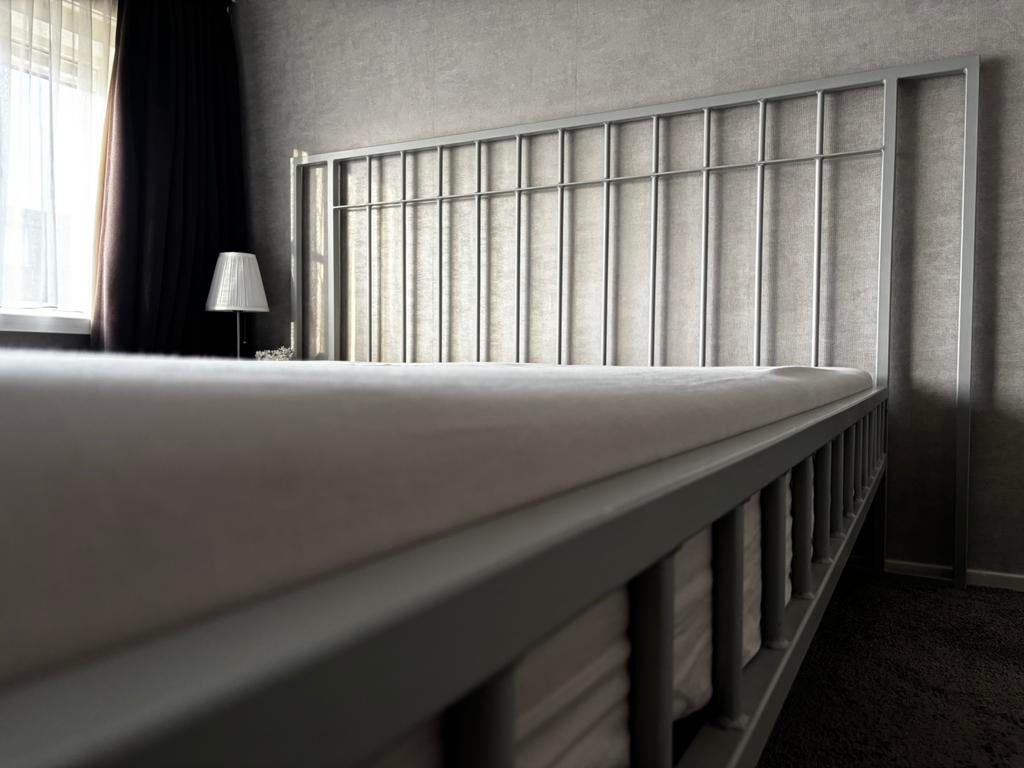 Gevangenis Staalframe groot 2 persoonsbed, Huis en Inrichting, Slaapkamer | Matrassen en Bedbodems, Gebruikt, Bedbodem, 180 cm