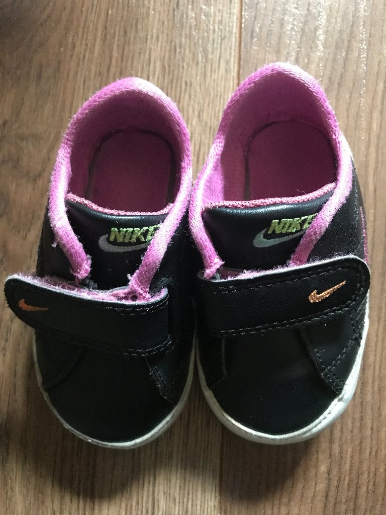 zwart/roze schoentjes (Nike) 18.5, Meisje, Ophalen of Verzenden, Nike, Gebruikt