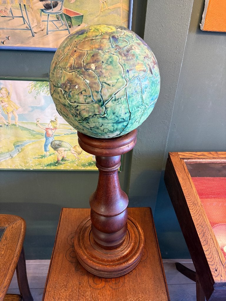 Keramiek Design Object Wereldbol Op Houten Zuil., Meerkleurig, Beeld, Ophalen of Verzenden, Handgemaakt