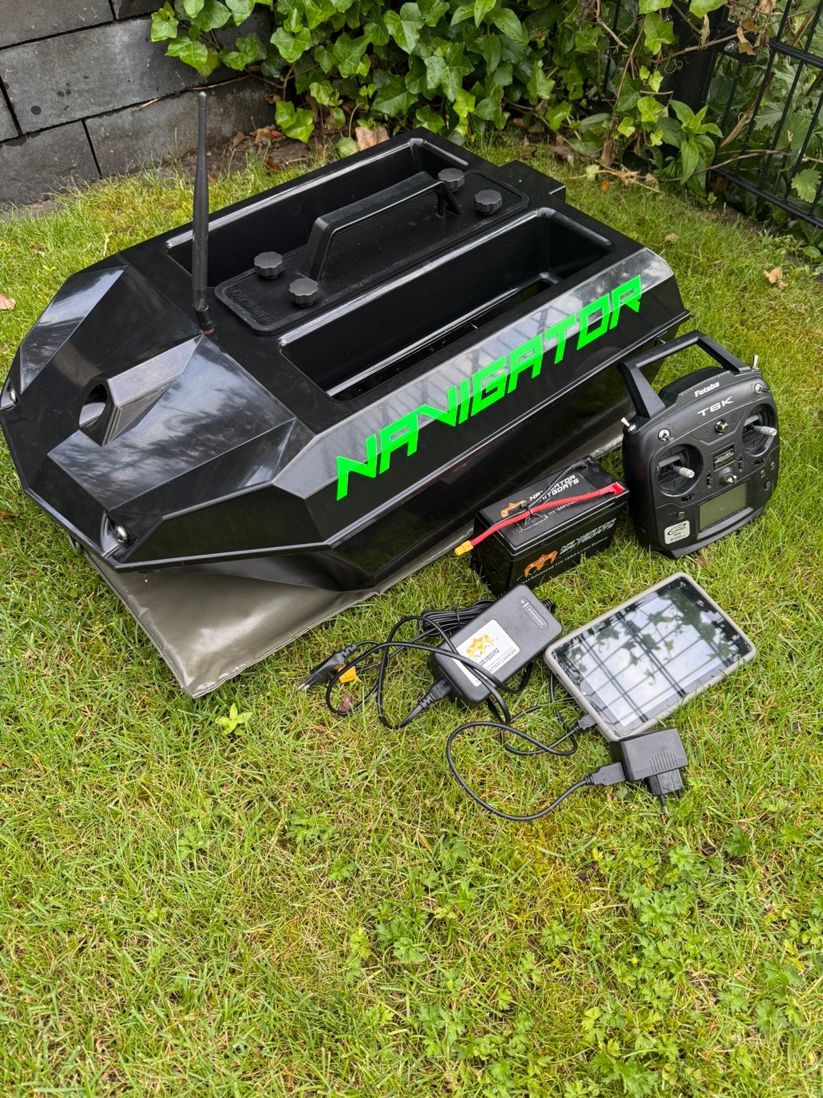 Mooie navigator voerboot met raymarine visvinder en gps, Watersport en Boten, Hengelsport | Karpervissen, Ophalen of Verzenden