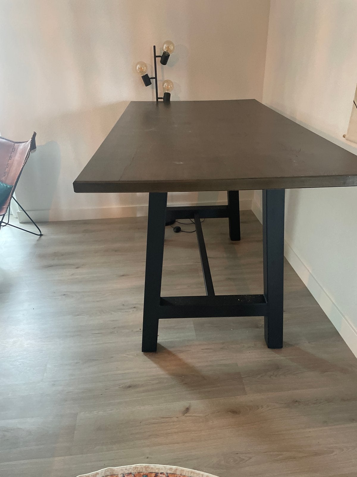 Eet/Bartafel met donker eikenhouten blad en metalen poten, Huis en Inrichting, Tafels | Eettafels, Ophalen, Gebruikt, Eikenhout