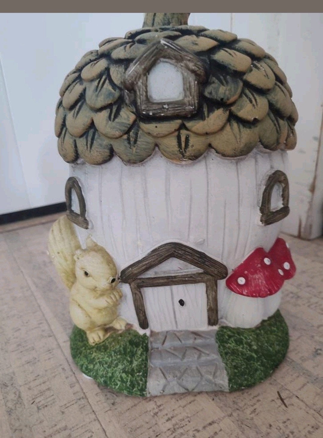 Decoratief beeld, tuinbeeld eikelhuis met eekhoorn 35 cm, Ophalen of Verzenden