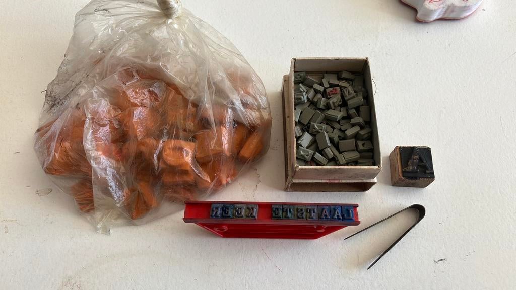 Vintage letterstempels met pincet en houder, Ophalen of Verzenden, Gebruikt, Overige typen