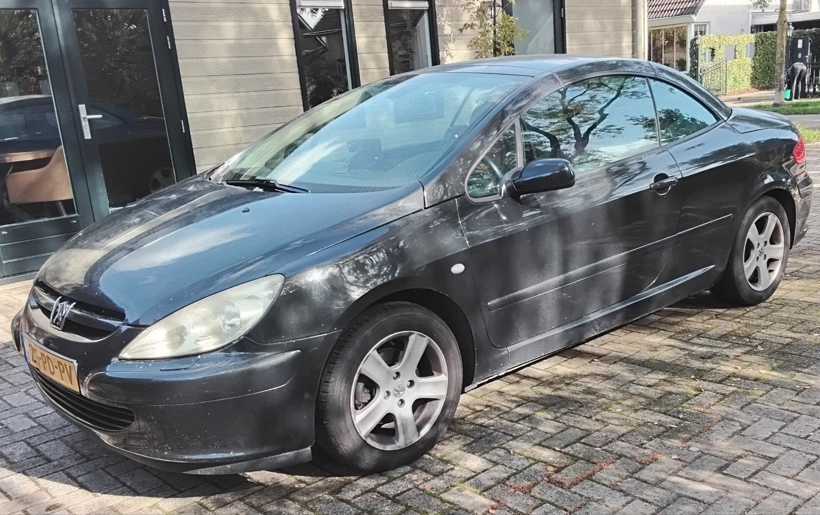 Peugeot 307 2.0 16V CC 2004 Zwart, Auto's, Voorwielaandrijving, 4 cilinders, Cabriolet, 4 stoelen