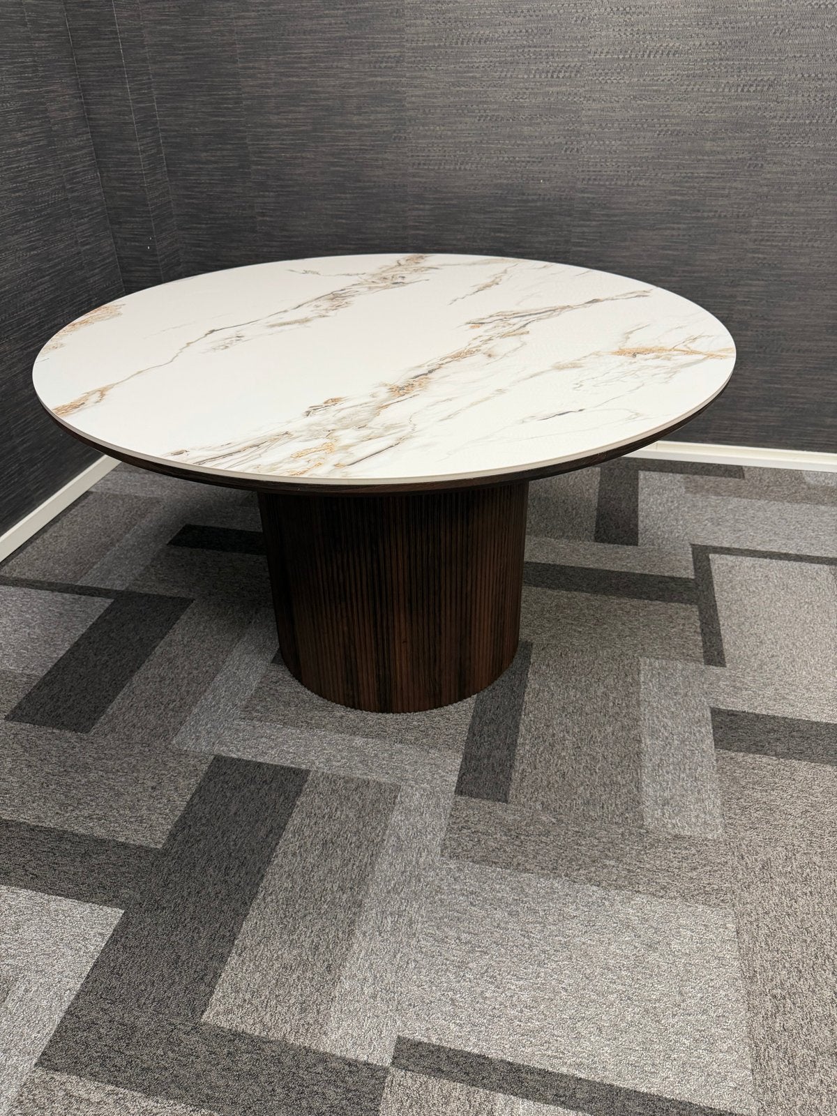 Moderne ronde eettafel met marmerlook blad, Huis en Inrichting, Tafels | Eettafels, Ophalen, 100 tot 150 cm, Rond, Zo goed als nieuw