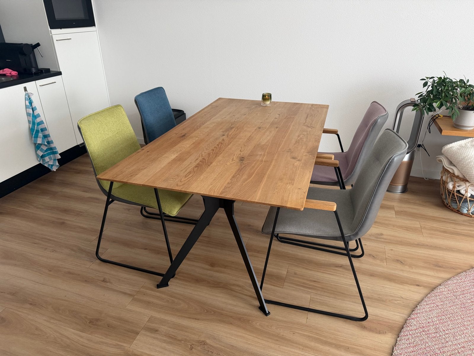Eikenhouten eettafel met metalen onderstel en 4 stoelen, Gebruikt, Eikenhout, 150 tot 200 cm, Vier personen