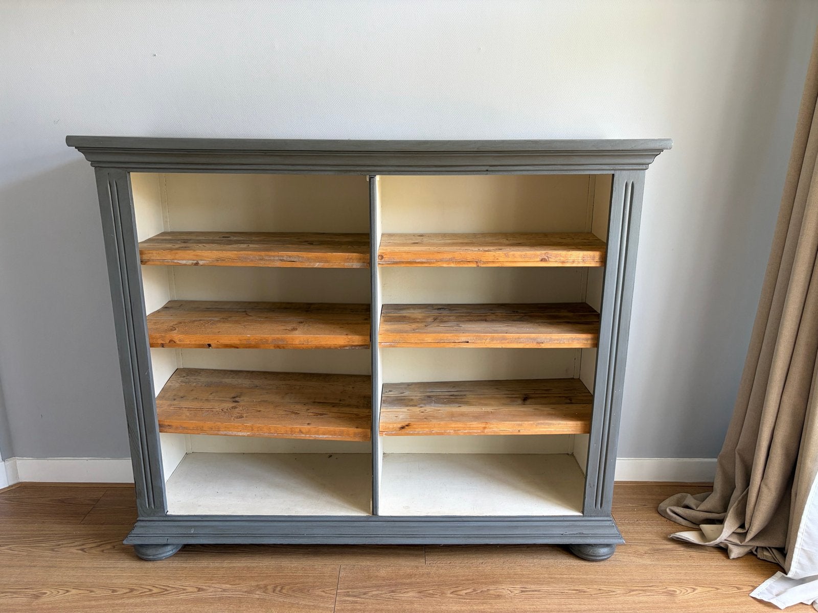 Stijlvolle boekenkast/dressoir met houten planken, Huis en Inrichting, Kasten | Boekenkasten, Met plank(en), Gebruikt, 100 tot 150 cm