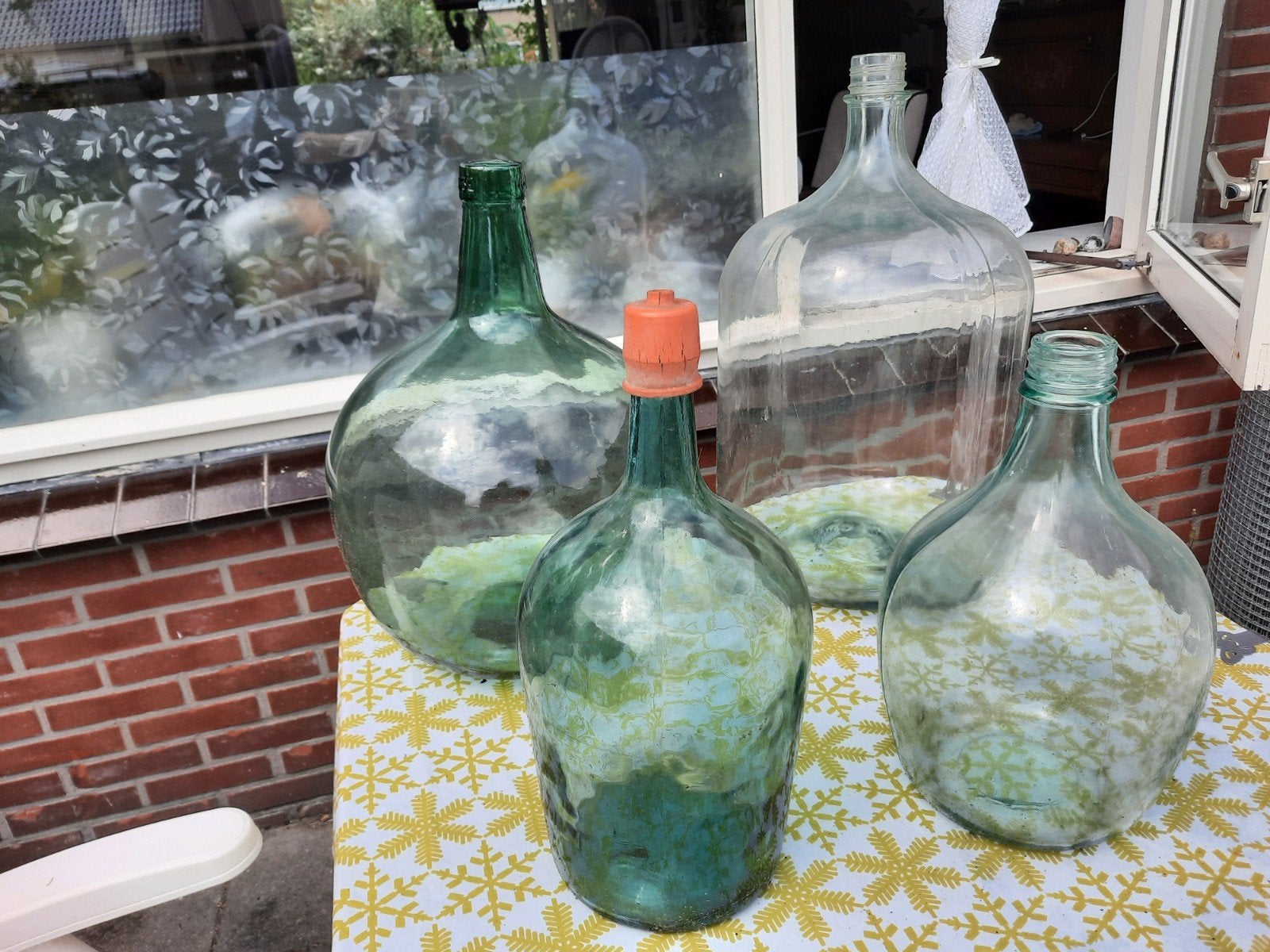 Glazen flessen., Ophalen