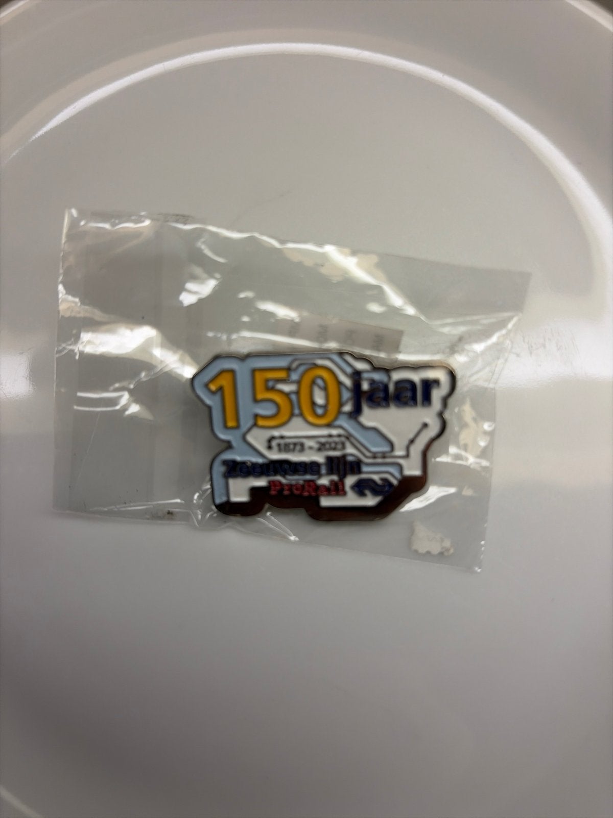 Pin 150 jaar (1873-2023) Zeeuwse Lijn, Verzamelen, Speldjes, Pins en Buttons, Verzenden, Nieuw, Transport, Speldje of Pin
