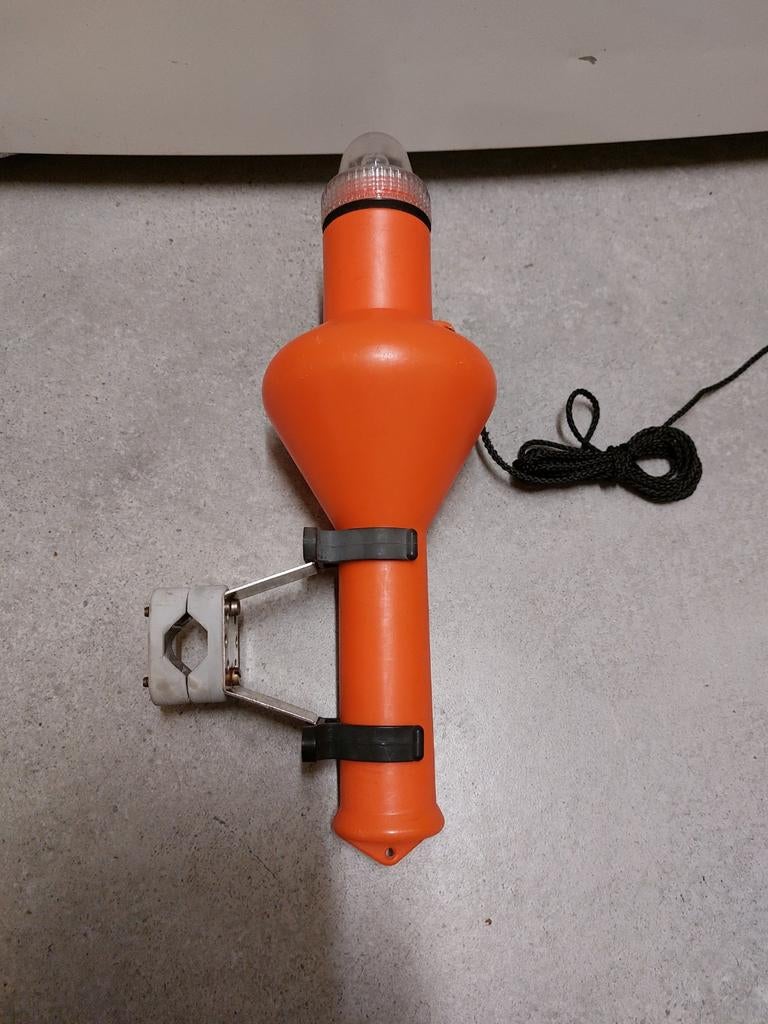 Houder plus Reddingsboeilicht

Reddingslicht, Watersport en Boten, Ophalen of Verzenden, Gebruikt