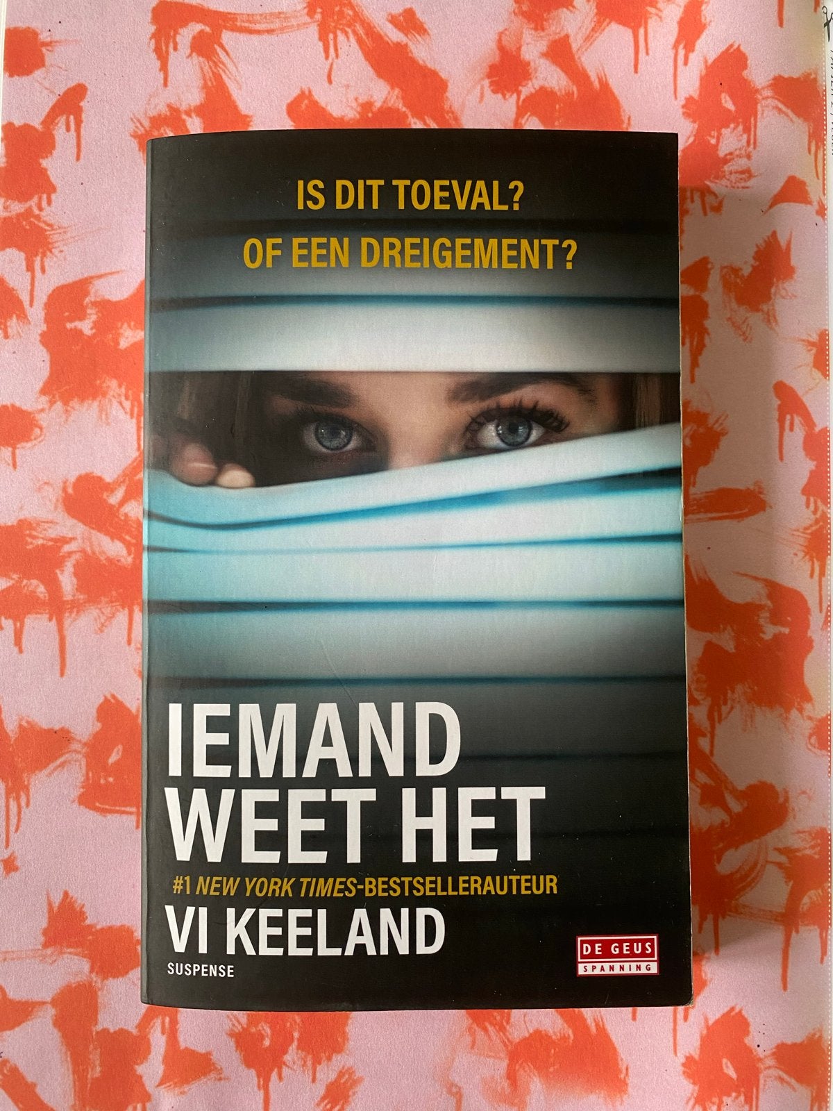 Iemand Weet Het - Vi Keeland (Thriller 2026), Ophalen of Verzenden, Nieuw, Amerika
