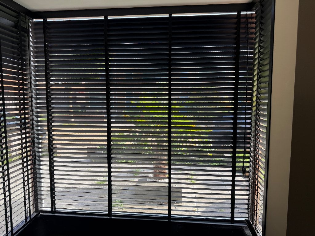 Foto 5 van 7x zwarte Houten jaloezieën te koop verschillende  maten.