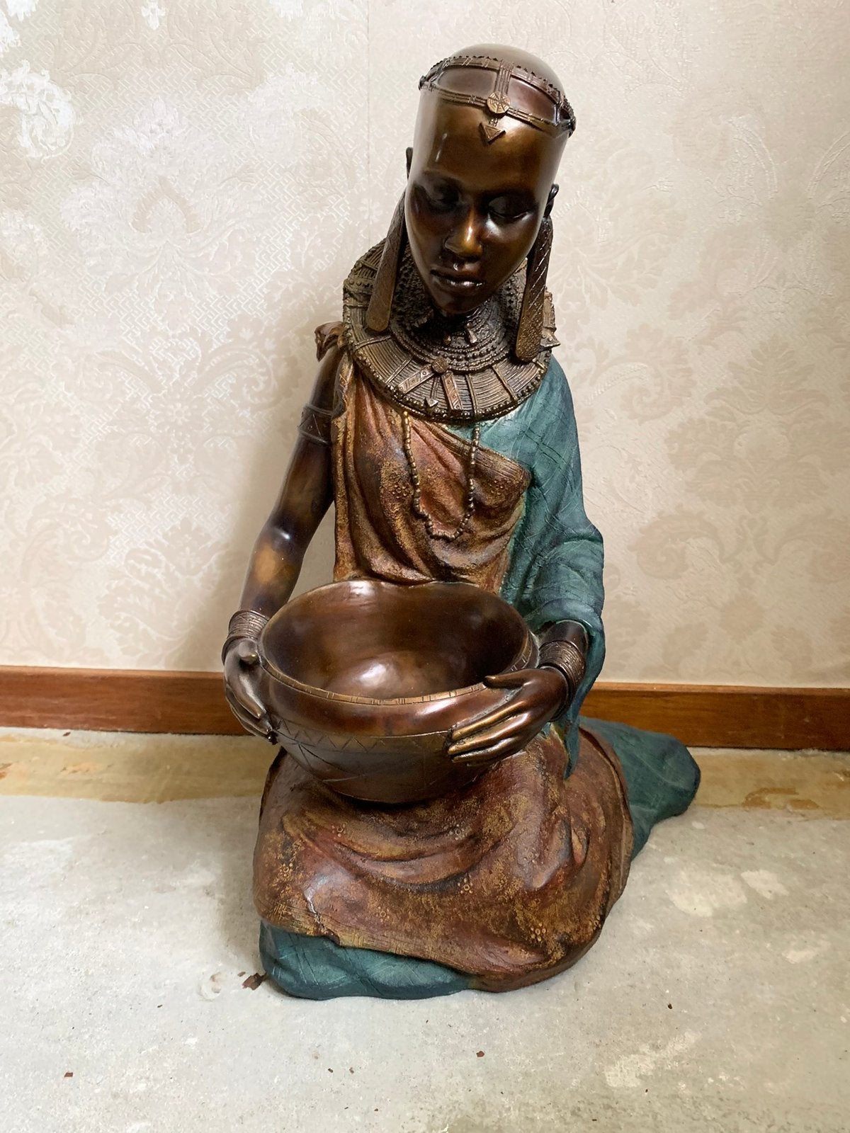 Afrikaans Beeld Vrouw met Schaal - 45 cm Hoog, Ophalen of Verzenden