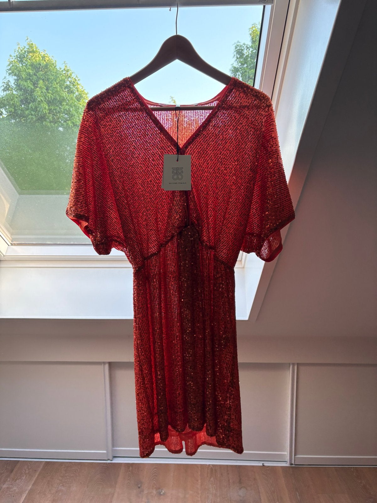 Oranje paillettenjurk Second Female - Nieuw met kaartje, Kleding | Dames, Jurken, Maat 42/44 (L), Nieuw, Oranje, Ophalen of Verzenden