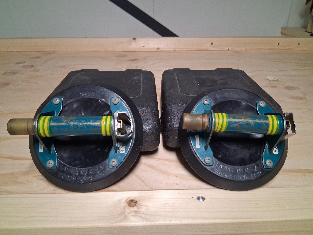 twee pompzuigers voor glas / gladde tegels, Ophalen