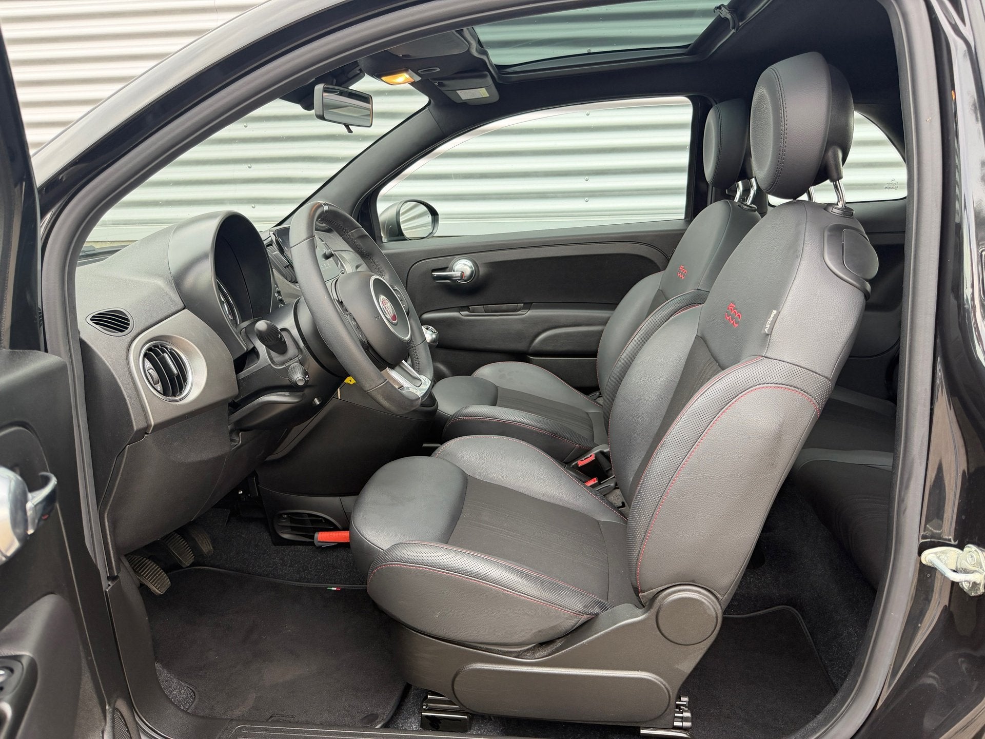 Fiat 500 1.0 Hybrid Sport [ panodak,leer,ecc,navi,apple cp,l, Auto's, Dealer onderhouden, 4 stoelen, Zwart, Origineel Nederlands
