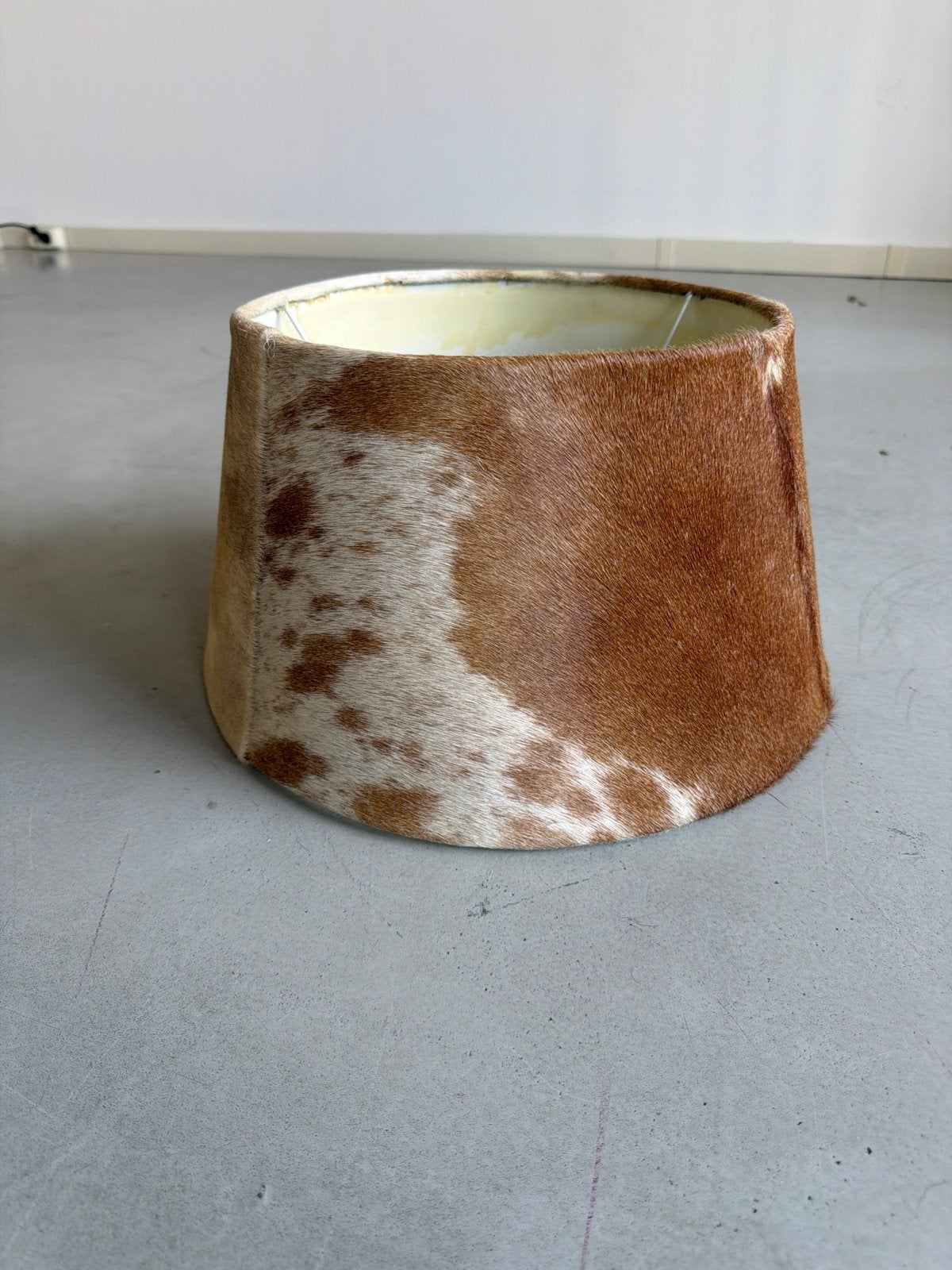Unieke Lampenkap met Koeienhuid - Bruin/Wit - 40cm, Gebruikt, Bruin, Rond, Ophalen of Verzenden