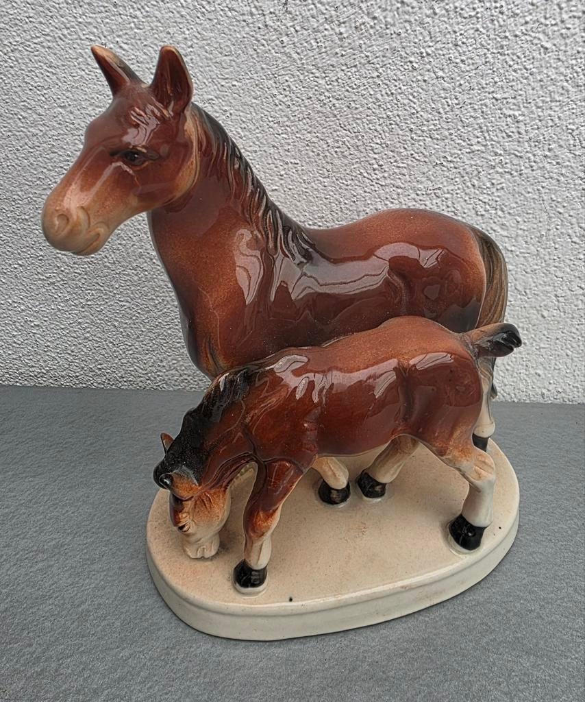 Vintage Beeldje van een paard met veulen gemerkt Foreign, Antiek en Kunst, Ophalen of Verzenden