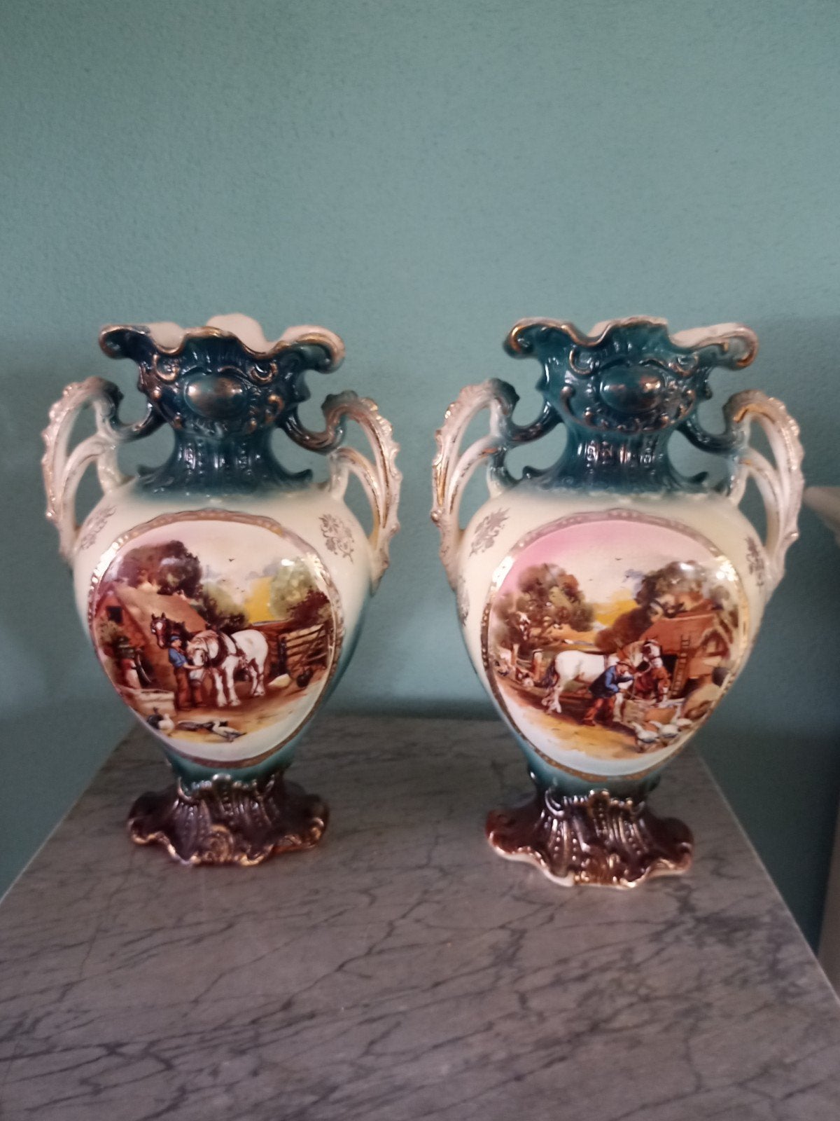Antieke Vazen met Boerderijtaferelen - Set van 2, Antiek en Kunst, Ophalen of Verzenden