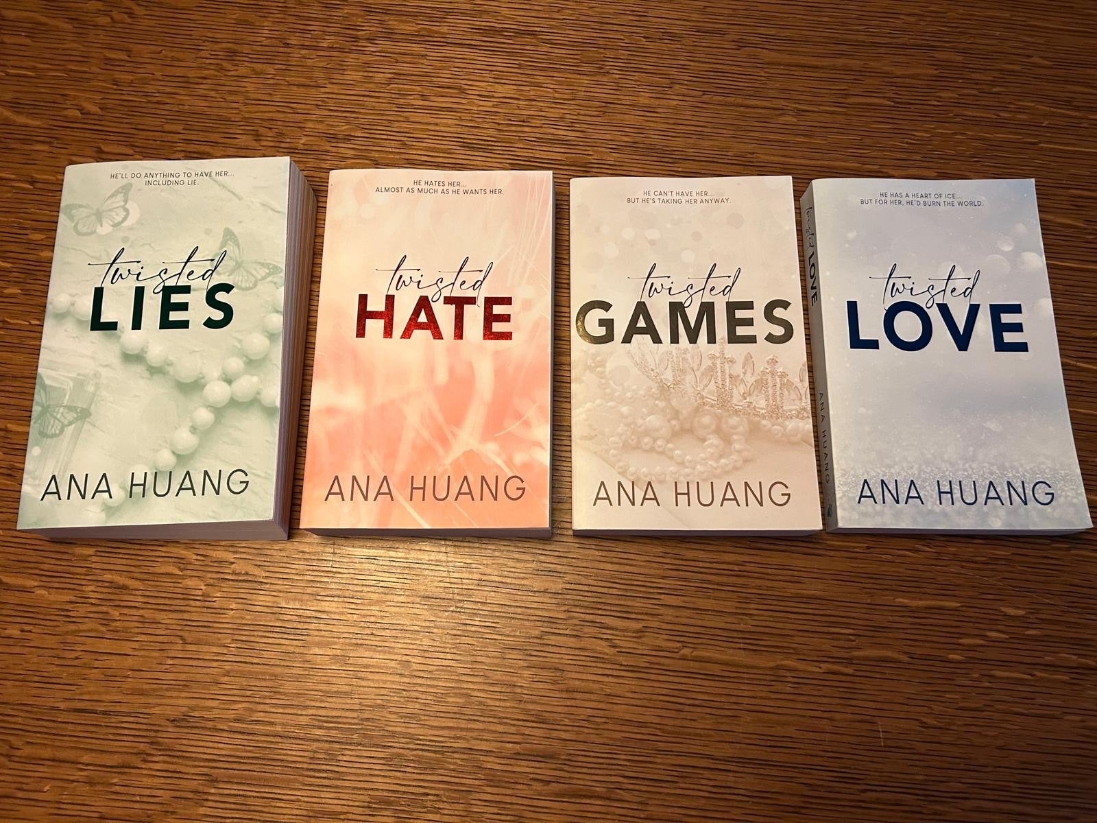 Ana Huang - Twisted Serie (4 boeken), Boeken, Ophalen of Verzenden, Zo goed als nieuw, Nederland