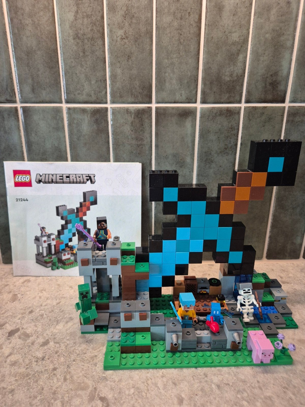 Minecraft lego 21244 De Zwaardbasis, Minecraft, Lego, Ophalen of Verzenden, Zo goed als nieuw