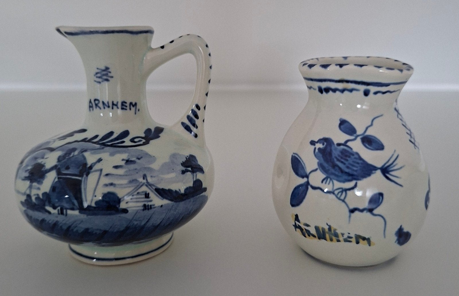 2 Souvenir Vaasjes uit Arnhem - Delfts Blauw Stijl, Antiek en Kunst, Antiek | Vazen, Ophalen of Verzenden
