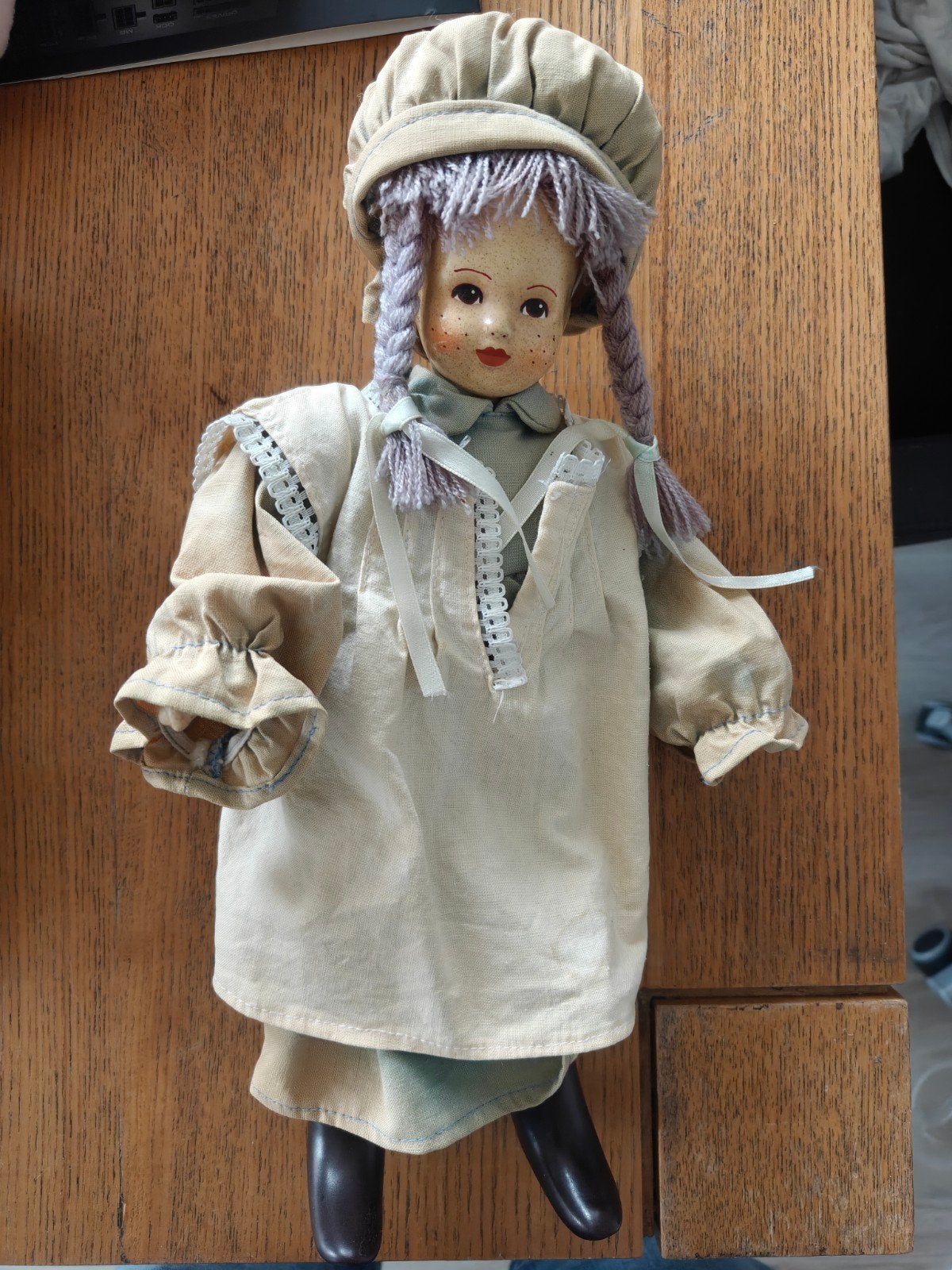 Vintage pop met gevlochten haar en traditionele kleding, Ophalen of Verzenden, Gebruikt, Pop
