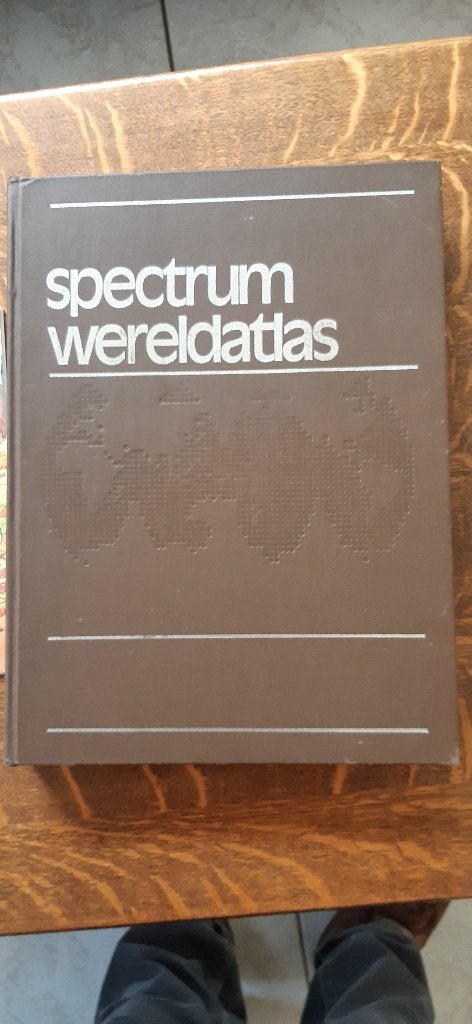 Spectrum Wereldatlas in prima staat 4e druk 393 blz, Boeken, Ophalen of Verzenden, 1800 tot 2000, Wereld, Landkaart