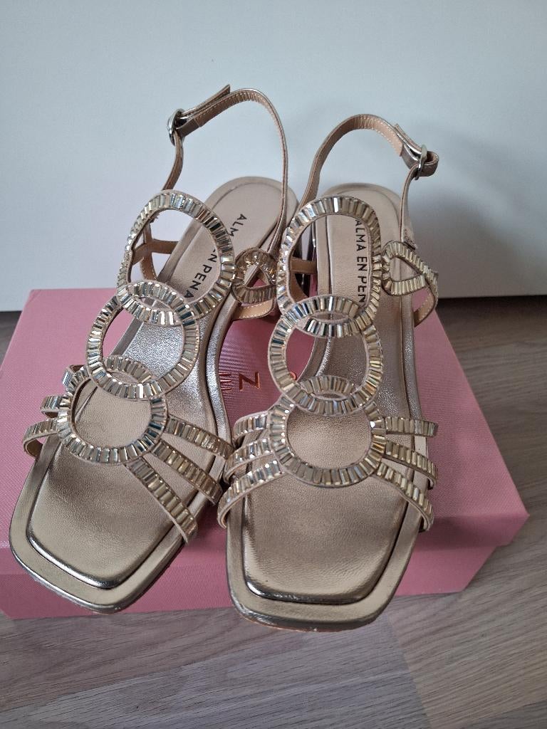 Gouden feestsandalen maat 41, Kleding | Dames, Schoenen, Ophalen, Alma en Pena, Schoenen met lage hakken, Overige kleuren