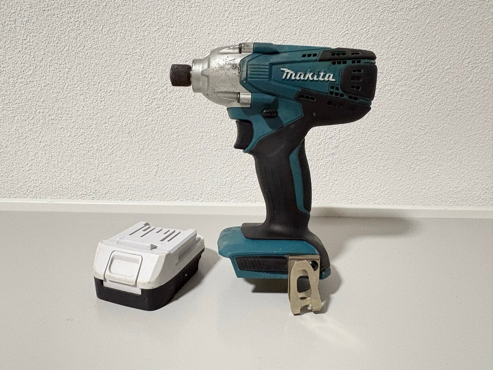 Makita TD127D 18V Slagschroevendraaier met Accu-adapter, Ophalen of Verzenden, Gebruikt, Boor- en Schroefmachine, Variabele snelheid