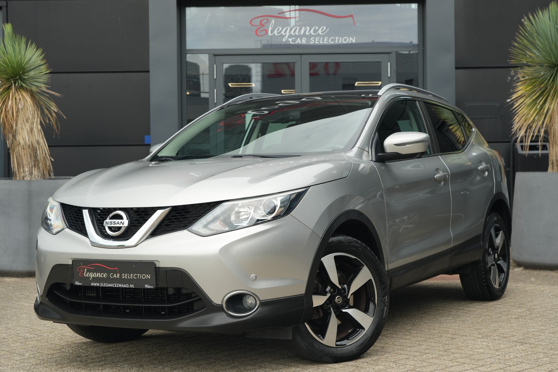 Nissan QASHQAI 1.6 N-Connecta 164pk Panoramadak/Trekhaak/360, Auto's, Voorwielaandrijving, Gebruikt, 4 cilinders, 1290 kg